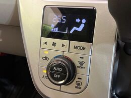 【オートエアコン】一度お好みの温度に設定すれば、車内の温度を検知し風量や温度を自動で調整。暑い…寒い…と何度もスイッチ操作をする必要はありません。快適な車内空間には必須の機能ですね♪