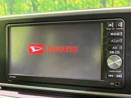 【純正ナビ】人気の純正ナビを装備しております。ナビの使いやすさはもちろん、オーディオ機能も充実！キャンプや旅行はもちろん、通勤や買い物など普段のドライブも楽しくなるはず♪