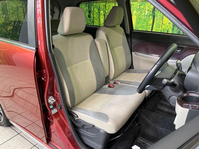 運転席まわりには十分なスペースがあり、大柄な方でもゆったり運転していただける環境です。