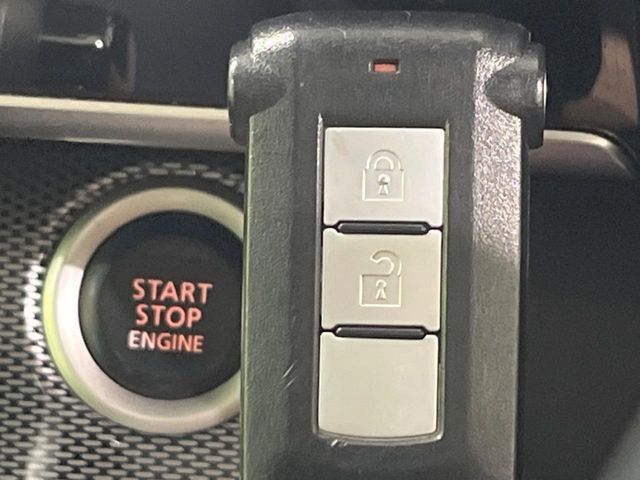 【インテリジェントキー】カバンやポケットに入れたままでもドアの施錠・解錠が可能なスマートキーを装備。エンジンのオン・オフ時もカギを取り出す必要が無いからとっても便利です♪