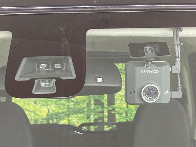 【インテリジェントエマージェンシーブレーキ】フロントカメラで前方の車両や歩行者を検知。衝突しそうな時は衝突被害軽減ブレーキが作動、衝突回避をサポート。より安全にドライブをお楽しみいただけます。