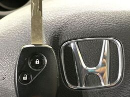 【キーレス】少し離れた場所からでもボタン一つでドアの開錠・施錠ができるのでとっても便利！ドアの鍵穴周りに傷をつけることもありません♪