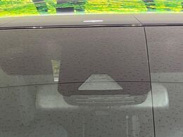 【トヨタセーフティセンス】走行中に前方の車両等を認識し、衝突しそうな時は警報とブレーキで衝突回避と被害軽減をアシスト。より安全にドライブをお楽しみいただけます。