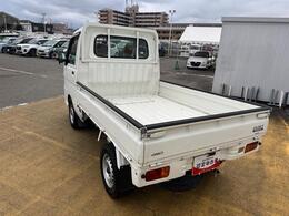 リヤドア・リヤクォーター・バックドアウィンドウにスモークドガラスを採用