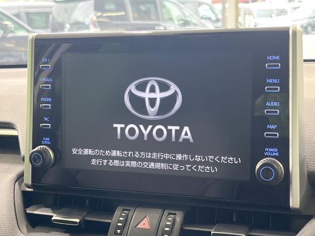 【純正9型ナビ】人気の純正ナビを装備。オーディオ機能も充実しており、Bluetooth接続すればお持ちのスマホやMP3プレイヤーの音楽を再生可能！毎日の運転がさらに楽しくなります！！