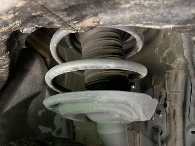 お車を安心してお乗りいただく為には、足回りの定期点検が欠かせません。サービスサポート（有償保証）では無料点検もご提供しており、安心のカーライフをお過ごしいただけるサポート体制が整っています。