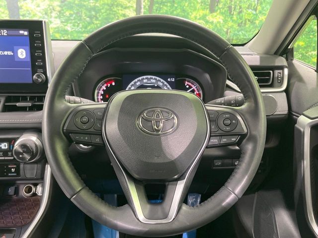 【ステアリングヒーター】冬場に冷たくなりやすい革巻きステアリングを、スイッチ一つで素早く適温に！エアコンよりも早く温まってくれるので、寒い日の運転も快適になりますね♪