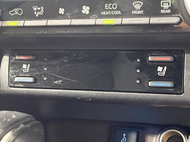 【シートベンチレーション】夏場は涼しい風でお尻や背中の熱やムレを防ぎ、冬はエアコンよりも早く温まってポカポカに！季節を問わず快適に過ごせます。