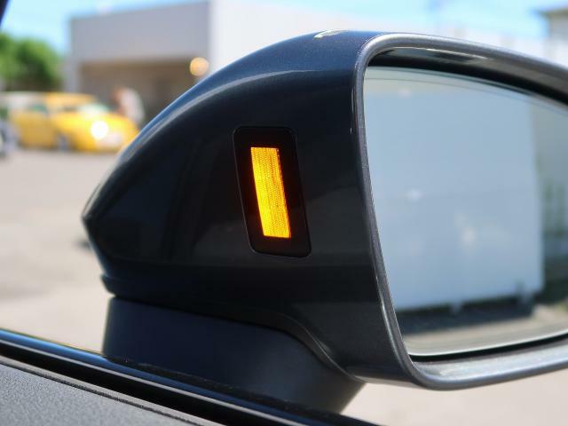 アウディサイドアシスト『後方の死角を並走する車両を検知しドアミラーの内側のLEDが点灯。ドライバーに注意を促し事故を未然に防ぐシステムです。』
