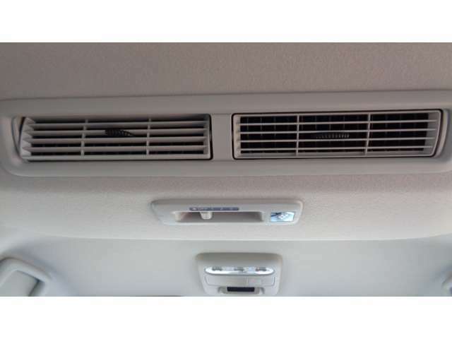 天井には、エアコンの快適な風を車内に循環させる、シーリ ングファンを装備。後席の方も快適に過ごせます