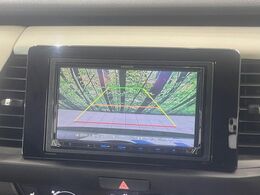 【バックカメラ】駐車時に後方がリアルタイム映像で確認できます。大型商業施設や立体駐車場での駐車時や、夜間のバック時に大活躍！運転スキルに関わらず、今や必須となった装備のひとつです！