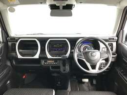 【運転席インテリアデザイン】左右対称のインテリアデザインでドライバーを包み込み運転に集中できるように設計されています。