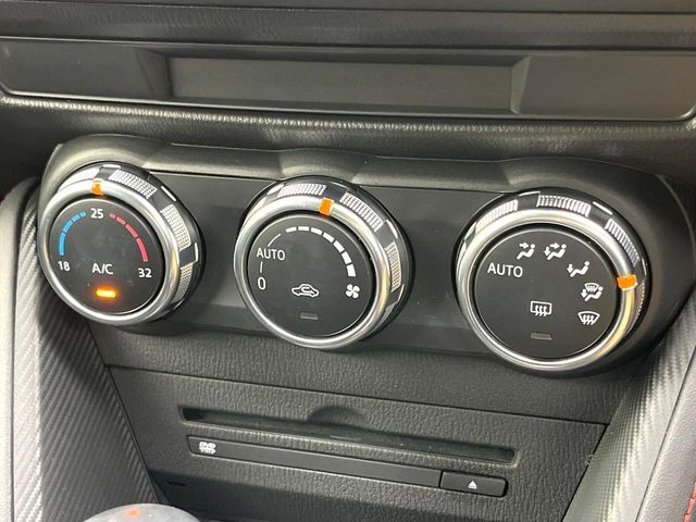【オートエアコン】一度お好みの温度に設定すれば、車内の温度を検知し風量や温度を自動で調整。暑い…寒い…と何度もスイッチ操作をする必要はありません。快適な車内空間には必須の機能ですね♪