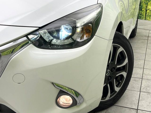 【LEDヘッドライト】悪天候や夜間走行時も良好な視界を確保し安心して運転できる高輝度LEDヘッドライトを装備！点灯速度が早く、消費電力も抑えられています。