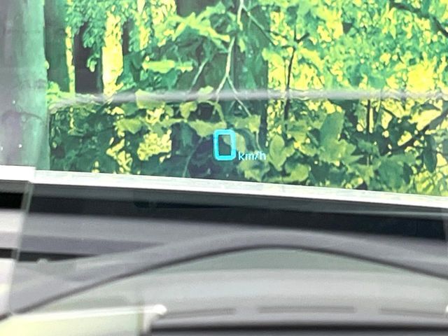 【ヘッドアップディスプレイ】現在の速度や走行情報をデジタル表示で運転席前方のガラスに投影！運転中、目線をずらさず必要な情報を確認できるのでとっても便利で安心！