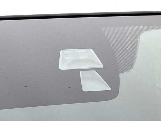 【i-ACTIVESENSE】走行中に前方の車両等を認識し、衝突しそうな時は警報とブレーキで衝突回避と被害軽減をアシスト。より安全にドライブをお楽しみいただけます。