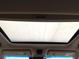 【サンルーフ】開放感たっぷりの希少装備、サンルーフが装着されています！車内に明かりを取り入れたり景色を楽しむ以外にも、車内の空気も簡単に換気できて快適です！