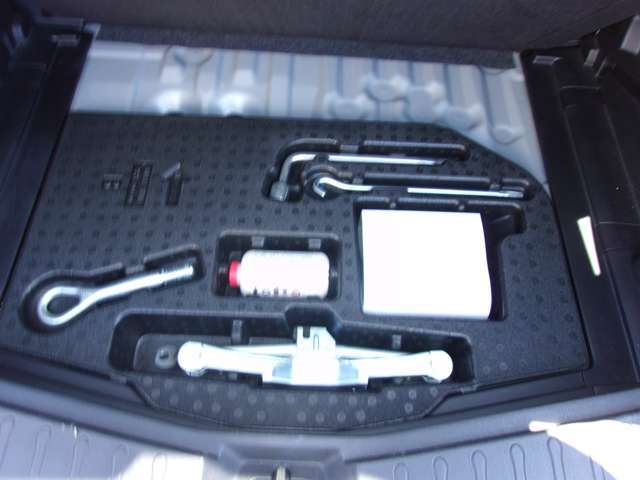 ラゲッジ下部には工具があります。