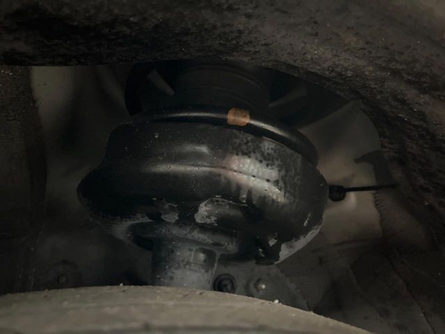 お車を安心してお乗りいただく為には、足回りの定期点検が欠かせません。サービスサポート（有償保証）では無料点検もご提供しており、安心のカーライフをお過ごしいただけるサポート体制が整っています。