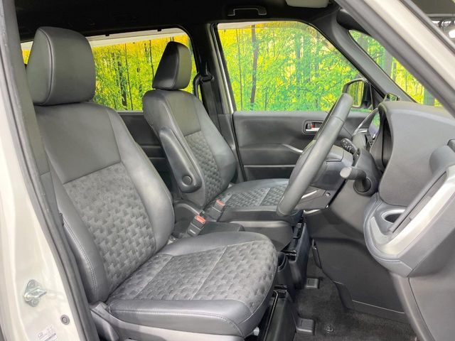 運転席シート廻りは使用感も少なく、良好な状態となっています。前オーナー様が丁寧に使っていたことがよくわかりますね。