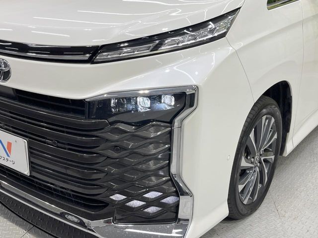 【LEDヘッドライト】悪天候や夜間走行時も良好な視界を確保し安心して運転できる高輝度LEDヘッドライトを装備！点灯速度が早く、消費電力も抑えられています。