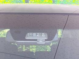 【三菱e-Assist】走行中に前方の車両等を認識し、衝突しそうな時は警報とブレーキで衝突回避と被害軽減をアシスト。より安全にドライブをお楽しみいただけます。
