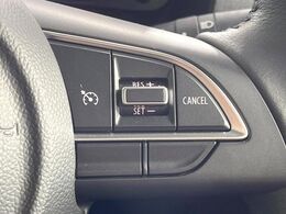 【クルーズコントロール】高速道路もラクラク走行。アクセルを離しても一定速度で走行ができ、長距離運転時の負担を軽減！加速・減速も簡単なスイッチ操作で調整できます。