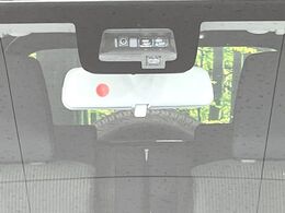 【スズキ　セーフティサポート】走行中に前方の車両等を認識し、衝突しそうな時は警報とブレーキで衝突回避と被害軽減をアシスト。より安全にドライブをお楽しみいただけます。