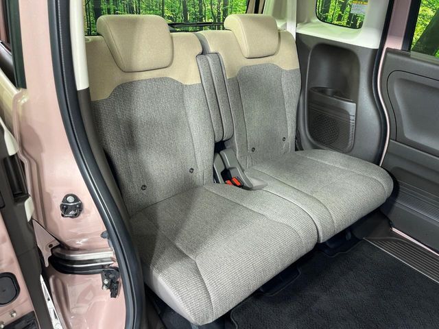 後部座席も気になるようなキズ・汚れやへたり等、大きなダメージはなく、良好な状態です。