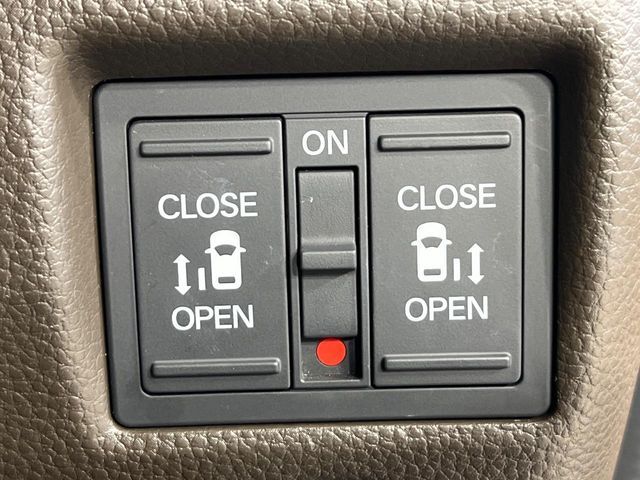 【両側パワースライドドア】スマートキーや運転席のスイッチで後席両側スライドドアの開閉が可能♪電動だから力を入れてドアを開ける必要が無く、小さなお子様でも簡単に開け閉めでき快適です♪