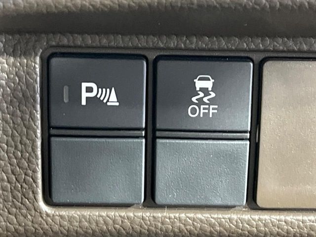 【リアパーキングセンサー】バンパーに付いたセンサーが障害物を検知！一定の距離に近づくとアラートで教えてくれます♪狭い駐車スペースや車庫入れ時も安心ですね☆