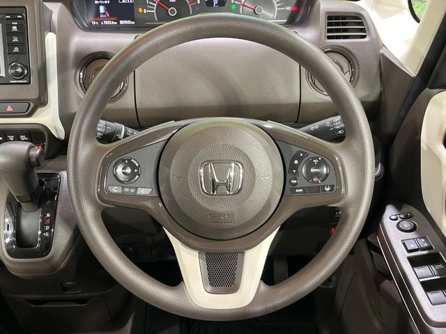 インテリアに合わせたデザインのステアリングは、運転される方のことも考え、運転しやすい形状、大きさです。是非一度、実際に触ってお確かめください。