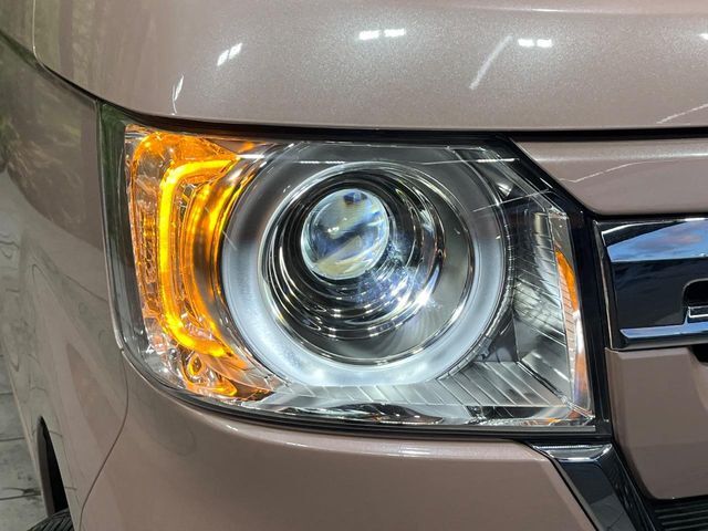 【LEDヘッドライト】悪天候や夜間走行時も良好な視界を確保し安心して運転できる高輝度LEDヘッドライトを装備！点灯速度が早く、消費電力も抑えられています。