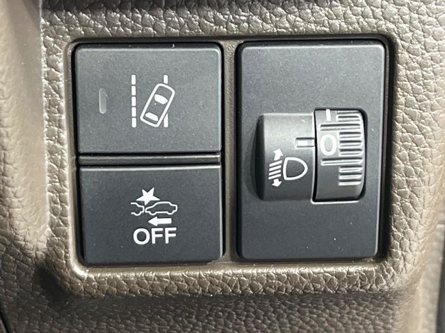 【ホンダセンシング】走行中に前方の車両等を認識し、衝突しそうな時は警報とブレーキで衝突回避と被害軽減をアシスト。より安全にドライブをお楽しみいただけます。