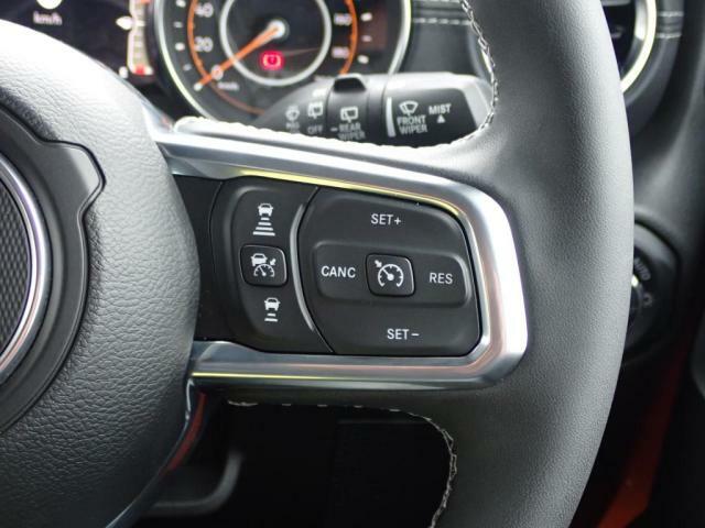 ロングドライブでも安心。前方車両との車間距離を、アクセルを踏まずに調整できる画期的なデバイス・アダプティブクルーズコントロール。