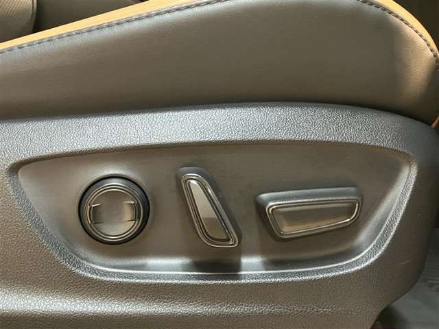 パワーシート搭載。微妙な調整が手軽にでき、ピッタリのポジションで運転することが可能です。