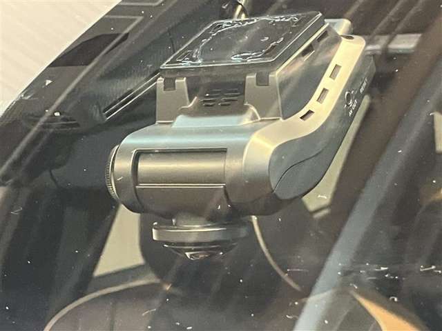 ドライブレコーダー♪万が一事故が起こってしまった際に役立ちます。録画された映像は、事故の状況を判断する場合の証拠にもなることもありますので安心ですよね（＾＾）