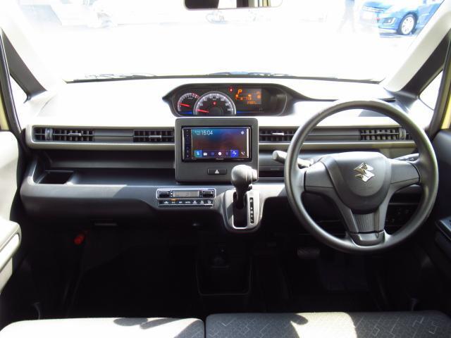 運転席まわりには十分なスペースがあり、大柄な方でもゆったり運転していただける環境です。