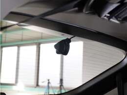 この車にはリアにもドライブレコーダーを装備しております◆映像・音声などを記録する自動車用の装置です。　もしもの事故の際の記録はもちろん、旅行の際の思い出としてドライブの映像を楽しむことができます。