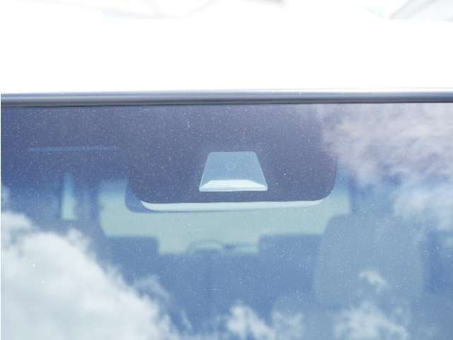 【ホンダセンシング】 「ミリ波レーダー」と「単眼カメラ」の異なる特性を持つ2つのセンサーなどにより、安心・快適な運転を支援します。