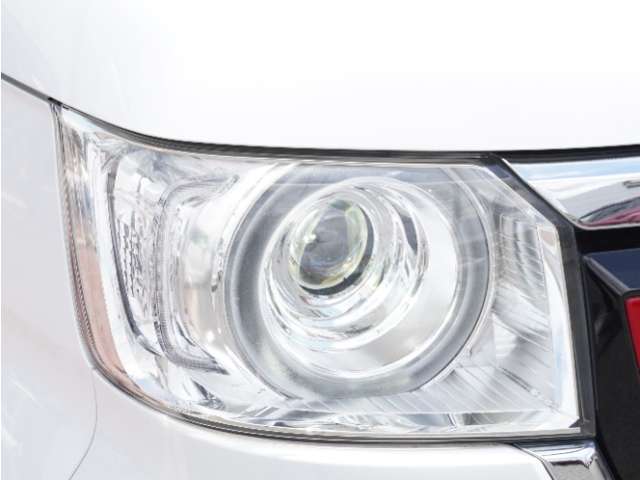 【ヘッドライト】省電力で長寿命の明るく運転しやすいLEDヘッドランプです。明るく照らすので暗い夜道からお客様を守ってくれます。