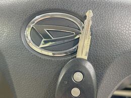 【キーレス】少し離れた場所からでもボタン一つでドアの開錠・施錠ができるのでとっても便利！ドアの鍵穴周りに傷をつけることもありません♪