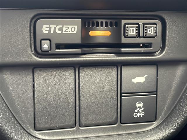 【ETC】有料道路を利用する際に料金所で停止することなく通過できる、ETC車載器（ノンストップ自動料金収受システム機器）が装備されています。セットアップを行うことで利用可能になります。
