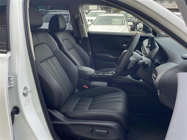 【運転席】座り心地が良いシートなので長時間の運転でも快適にお過ごしいただけます。新品のフロアマットのご注文も可能です。掲載箇所以外にご希望の写真がございましたらお気軽にお問い合わせ下さい。
