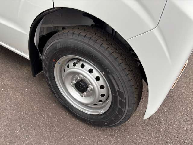 ☆お車についた傷やヘコミ、事故の修理もハヤシにお任せください。自社鈑金工場で修理ができますの安心です☆