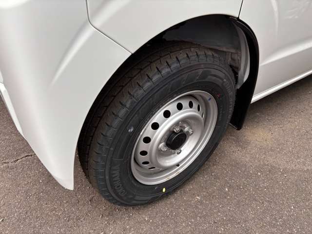 ☆お車についた傷やヘコミ、事故の修理もハヤシにお任せください。自社鈑金工場で修理ができますの安心です☆