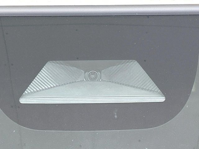 【ホンダセンシング】走行中に前方の車両等を認識し、衝突しそうな時は警報とブレーキで衝突回避と被害軽減をアシスト。より安全にドライブをお楽しみいただけます。