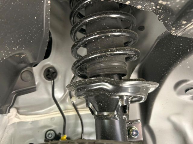 お車を安心してお乗りいただく為には、足回りの定期点検が欠かせません。サービスサポート（有償保証）では無料点検もご提供しており、安心のカーライフをお過ごしいただけるサポート体制が整っています。