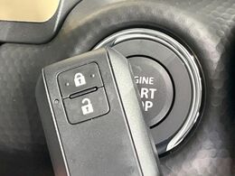 【キーレススタートシステム】カバンやポケットに入れたままでもドアの施錠・解錠が可能なスマートキーを装備。エンジンのオン・オフ時もカギを取り出す必要が無いからとっても便利です♪