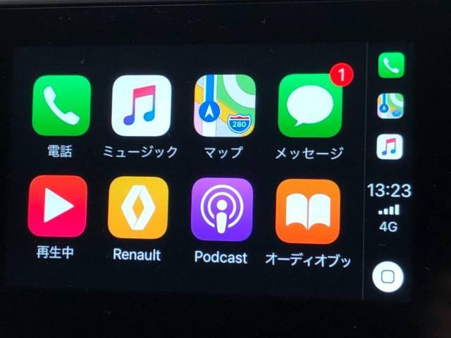 ●Apple　Car　Play：スマホとの有線接続で、ナビ・オーディオ再生などスマホのアプリ機能が画面でも使える便利機能です！